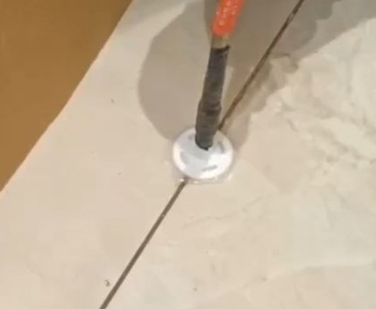 天山瓷砖空鼓维修公司专业解答瓷砖在铺贴过程中，如果没有涂抹均匀到位的粘结材料（如水泥砂浆或瓷砖胶），可能会导致以下问题